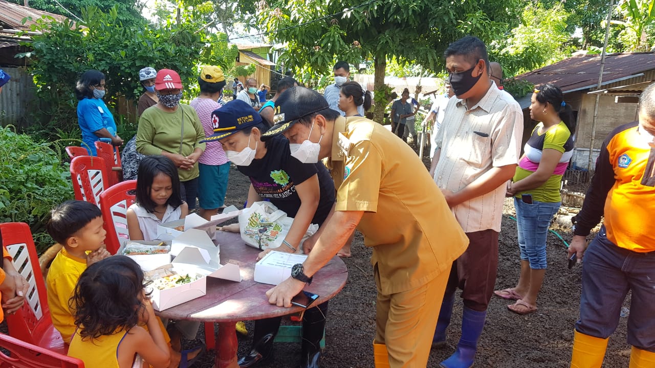 Lomban Turun Langsung Serahkan Bantuan Korban Banjir
